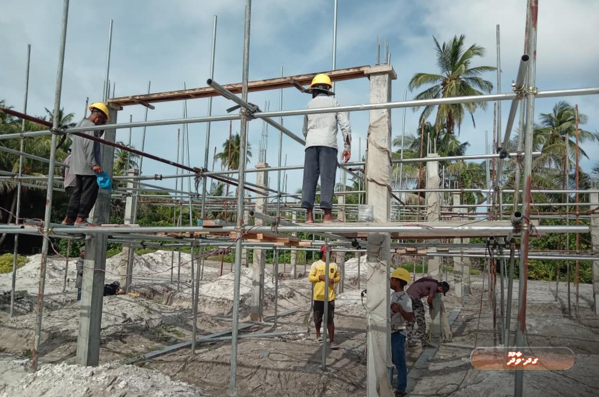 rdcmaldives's tweet photo. ޕަބްލިކް ސެކްޓަރ އިންވެސްޓްމަންޓް ޕްރޮގްރާމްގެ ދަށުން، ގދ. ވާދޫގައި ޤާއިމުކުރާ ޕޮލިސް ޕޯސްޓުގެ ރޫފް ބީމް ޝަޓަރިންގ މަސައްކަތް ދަނީ ކުރަމުން.

#TeamRDC https://t.co/C4K7cIQNnJ