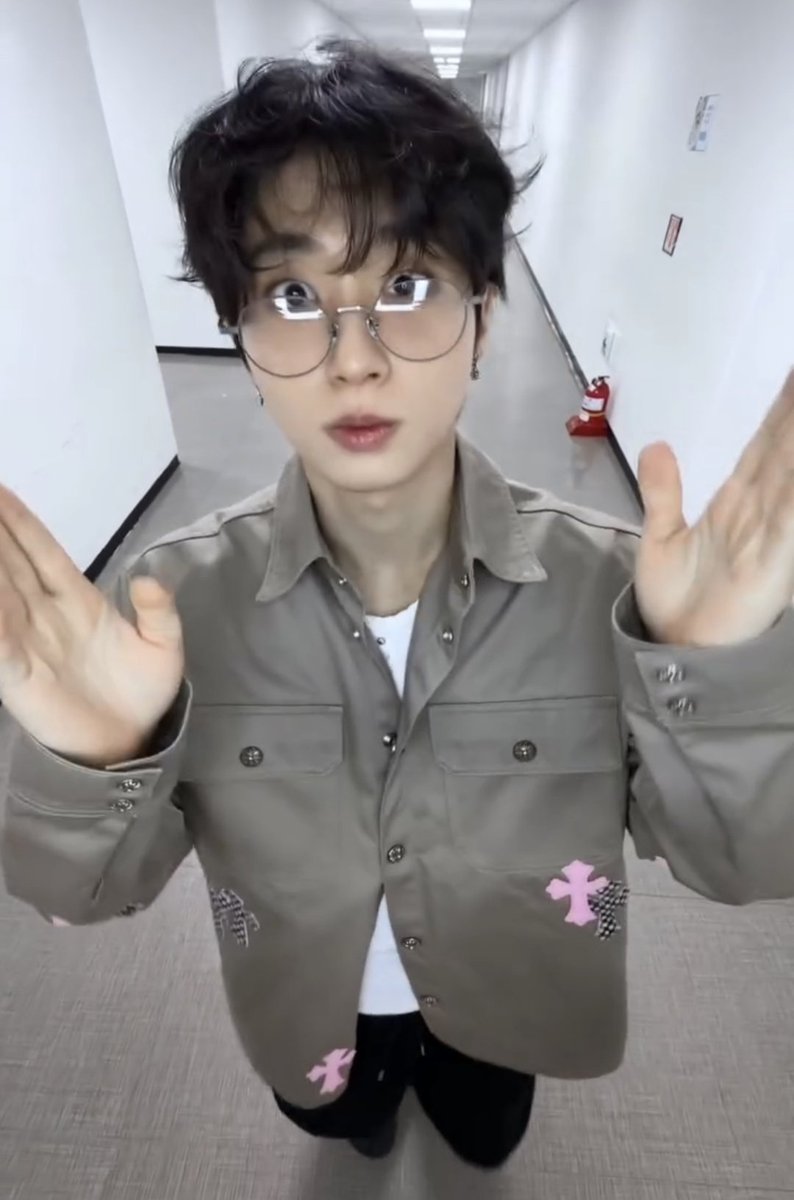 ham_jisungie's tweet photo. THIS WAS THE SAME DAY. THE SAME FUCKING DAY. https://t.co/FyDfsAePqv
