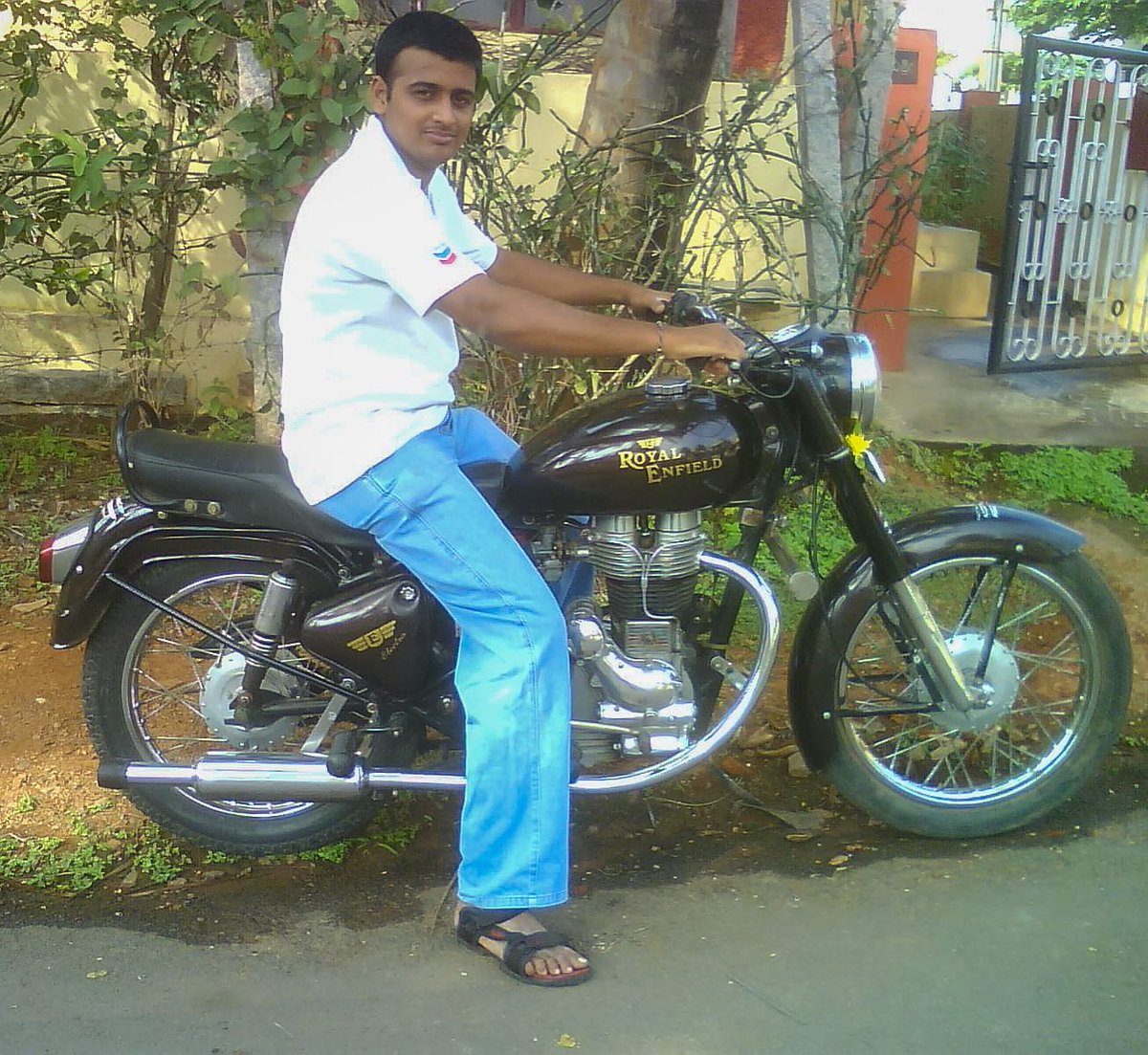 clarkmadison269's tweet photo. It’s time to share how my riding journey began. In 2007, I bought my first Bullet, a 1979 Royal Enfield Standard 350CI. My first rides were to the Western Ghats and Mysore–Bengaluru, followed by club rides with RIOC. Today, I ride my Kanwar 500. https://t.co/2lTEMFETmG