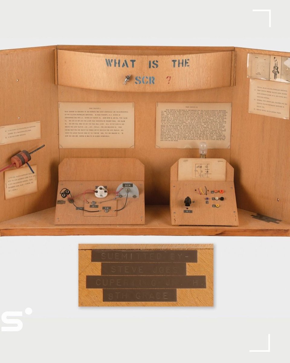 NeuralSpaceIO's tweet photo. 🍎🔬📜 FLASH || Le projet de foire scientifique scolaire de Steve Jobs, daté de février 1968 et intitulé « What is the SCR ? », est actuellement mis aux enchères à 5 500 $ dans le cadre de la vente RR Auction célébrant le 50e anniversaire d’Apple. https://t.co/dsVlqMrhdJ
