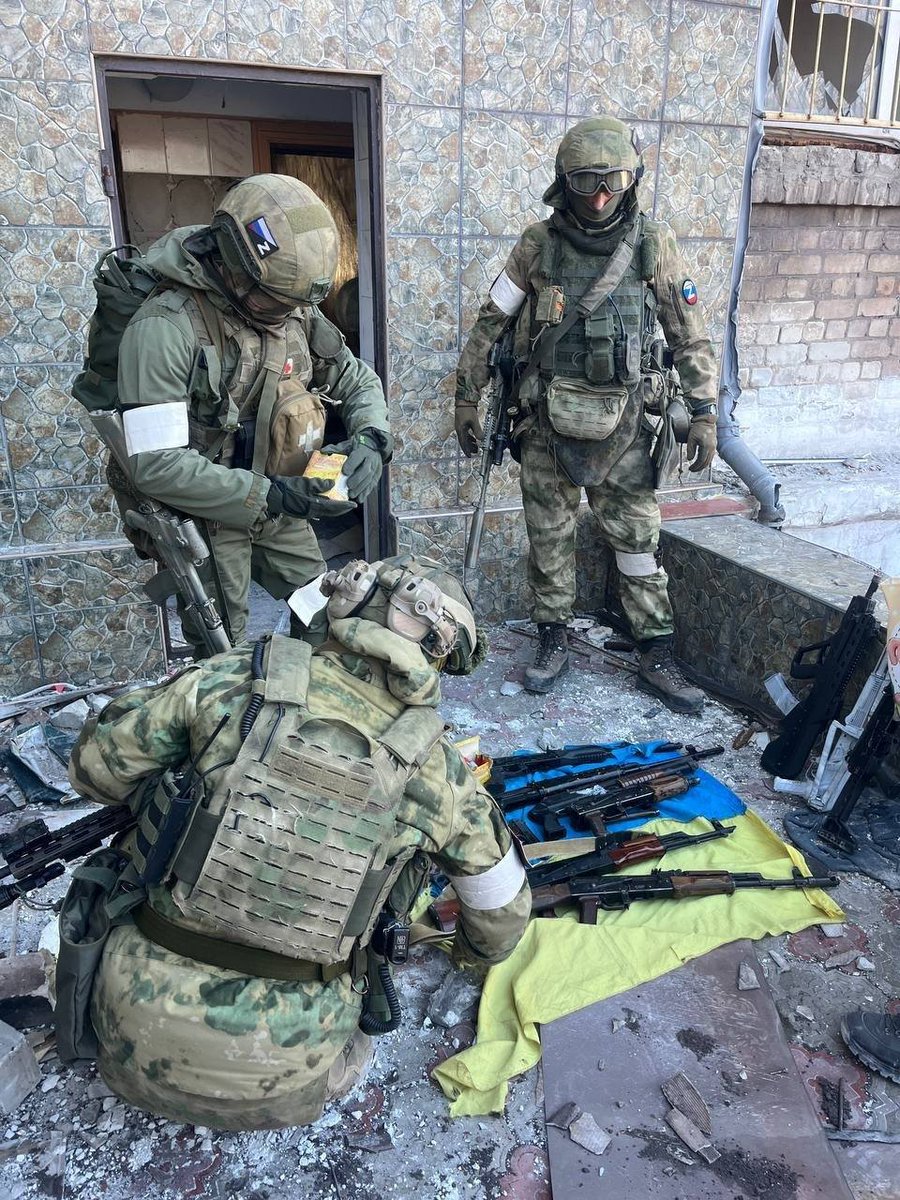 xaendau's tweet photo. Rosgvardia soldier with groin protection from Schutzweste Typ ST, also trophy afak on the left guy and MBC "Fantom" on crouching guy https://t.co/AuKWzyY6RC