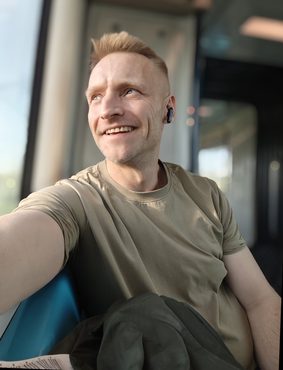 hamboneZA's tweet photo. #TrainDaddy is on the line. It's beautiful day to see the world passing by – through places I'd never usually find myself. *sighs in anyway* have a happy day fam! https://t.co/4q1pZH2zGJ