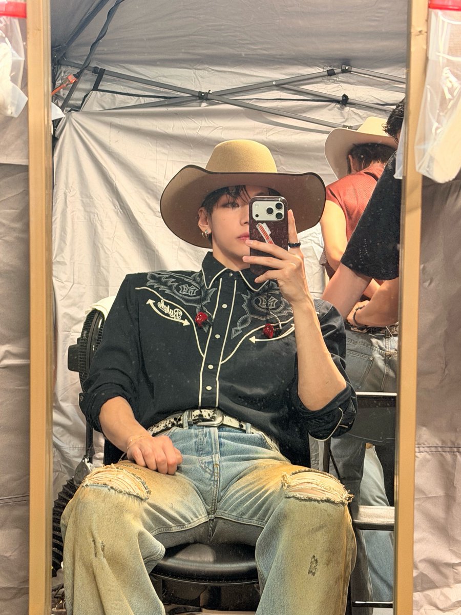 vjungist's tweet photo. we need to get more serious about the tae mexican agenda because this is a real mexican frijol right here https://t.co/AxOZviXRMJ