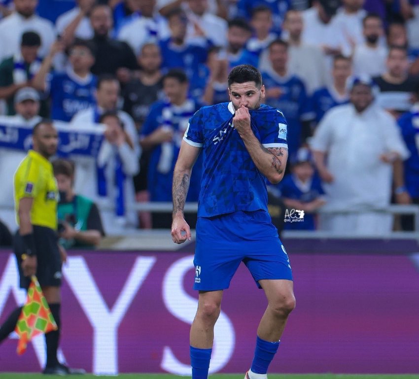SirBlu15's tweet photo. ماذا لو لم يدمره الأناني جيسوس ويجبره على اللعب وهو مصاب حتى أنهى مستقبله ..  ميتروفيتش كان معدل التهديف عنده مرعب وجسمانيا مرعب وتمركز مرعب .. صدق اللي قال ”سيذكرني قومي اذا جد جدّهم” .. عز الله 💙 https://t.co/8vSKsMgr55