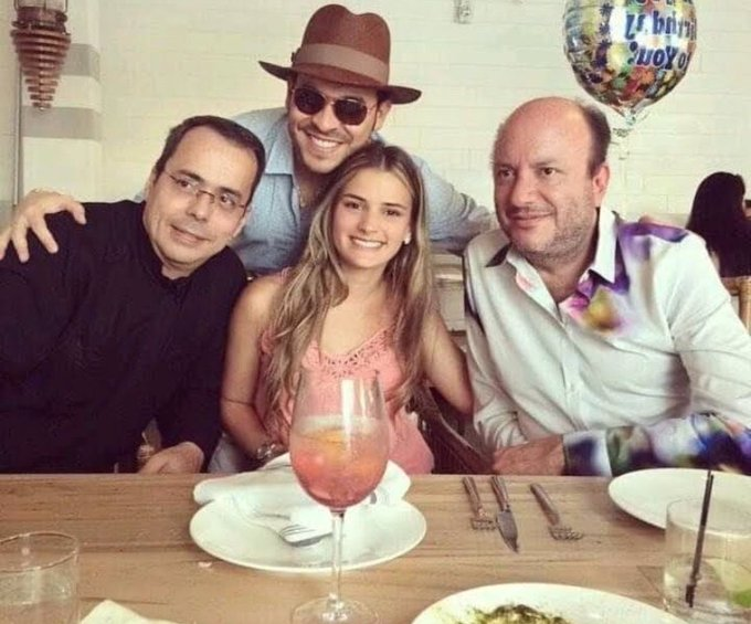 JulianProgre's tweet photo. @ODBenavidesA @VickyDavilaH @JuanDiegoAlvira @jsanchezcristo Fijamos sorpresa. Aquí uno de los malparidos difamadores del representante @ODBenavidesA  El tal julito no me cuelgues @jsanchezcristo . Una gonorrea que ha vivido de lavarle la cara a todos los gobiernos de la ultraderecha. Posando con el hpta que se robó las elecciones,.. https://t.co/LqDjzgVuIC