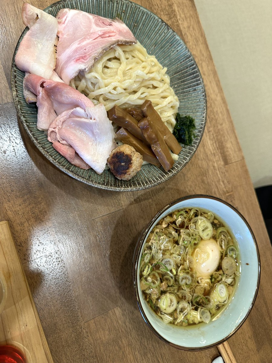 _tamukei's tweet photo. 麺響庭 必道
　@ 水戸市酒門町

※限定  創作麺
　爽涼つけそば
特上海老とトマトの
  ビクス風
※特上醤油つけそば(妻)

麺屋 棣鄂の美味しい麺
汁に沈まない程トロミある海老香るつけ汁🍜途中から麺にレモンを絞って味変🍋さっぱり感が増してイイネ👍超味染みメンマにレアチャも好み🍖腹パン🍞ゴチ https://t.co/V55AUzVWOS