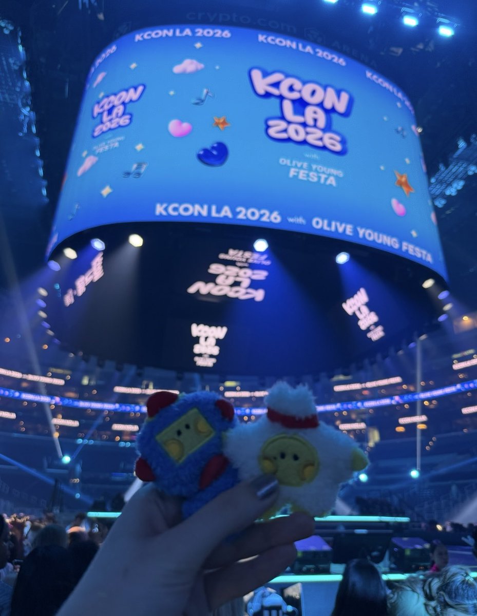GuitarGirl_7's tweet photo. @KCON_official @kconusa I was so happy I had soundcheck access when I found out TREASURE was the group for soundcheck ๐ #KCON_NeverForget https://t.co/TEmfTEF6zX