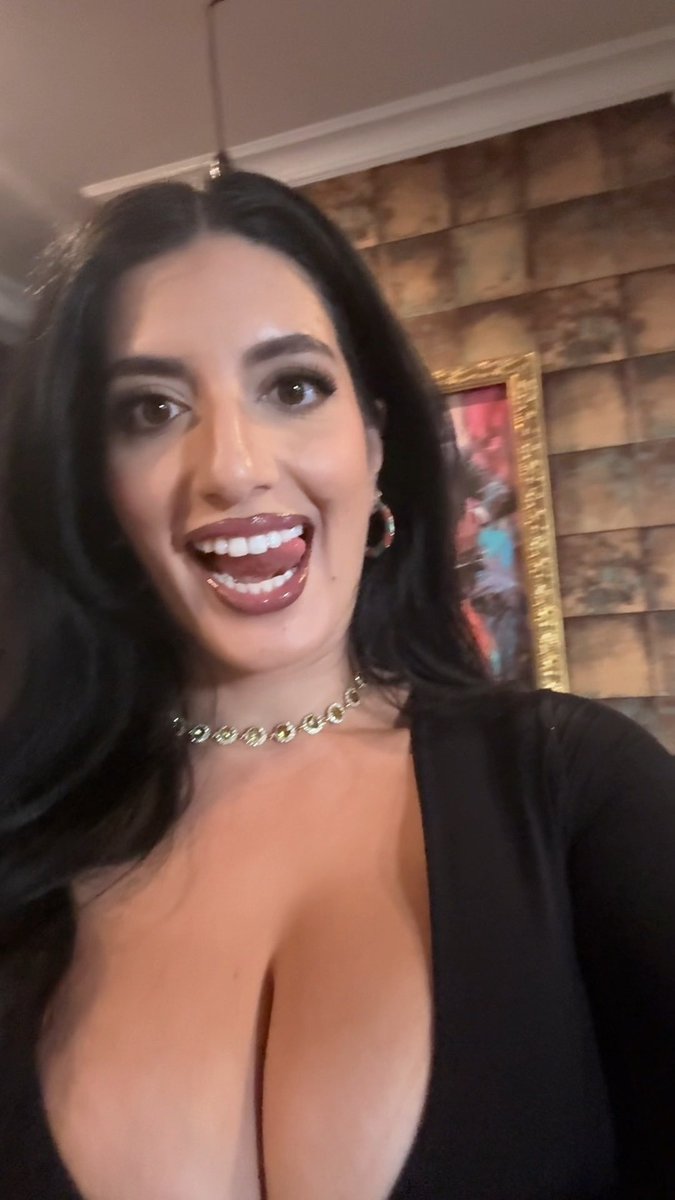 SarahArabic_xo's tweet photo. Wanna call or video chat with me? 🤔 https://t.co/feIFRZqaB8