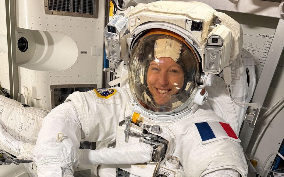 PhBaptiste's tweet photo. Sophie Adenot vient d’achever sa première sortie extravéhiculaire depuis l’ISS, devenant ainsi la première Française à réaliser une telle opération.

Près de 6h30 dans l’espace aux côtés d’Anil Menon, pour une opération technique essentielle aux communications de la Station.

Trente ans après le premier vol de Claudie Haigneré, et après les six sorties extravéhiculaires réalisées par Thomas Pesquet, dans la lignée de tous les astronautes français qui ont contribué à notre histoire spatiale, Sophie Adenot écrit une nouvelle page de l’histoire spatiale française et européenne.

Félicitations Sophie pour cet accomplissement historique ! 🇫🇷🚀