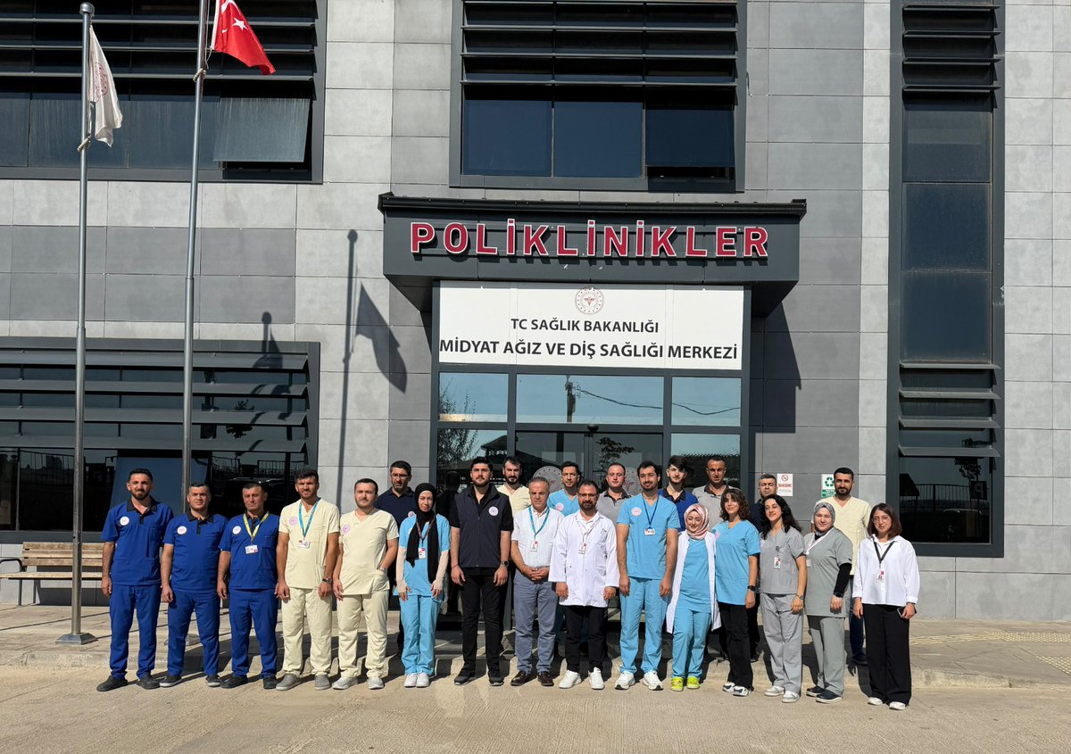 midyatadsm's tweet photo. 🩺🇹🇷Yeni kıyafetler, aynı özveri, aynı gurur… 
Sağlık Bakanlığımızın yeni kurumsal kıyafet uygulaması hayırlı olsun.🩺🇹🇷
@mardinilsaglik @sbkhgm https://t.co/ToGqfxPvMO