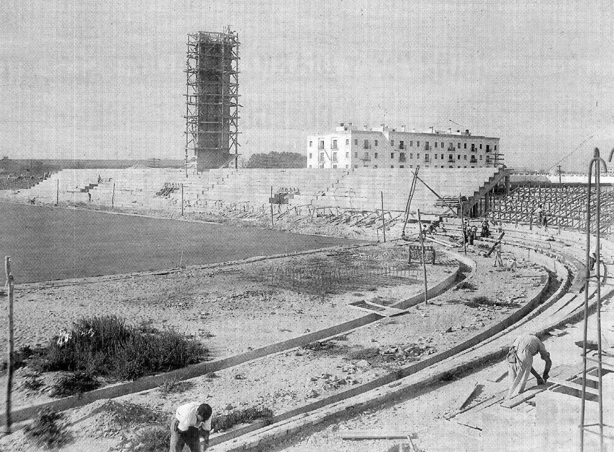HistoriaRFAF's tweet photo. EL I TROFEO CARRANZA EN HONOR AL NUEVO ESTADIO
El  presidente del @Cadiz_CF en 1955,  Juan Ramón Cilleruelo, tuvo la idea de crear un torneo para, aprovechando la  inauguración del nuevo estadio en el mismo año, traer a Cadiz a equipos de renombre  nacional e internacional. https://t.co/wF4PPCU600