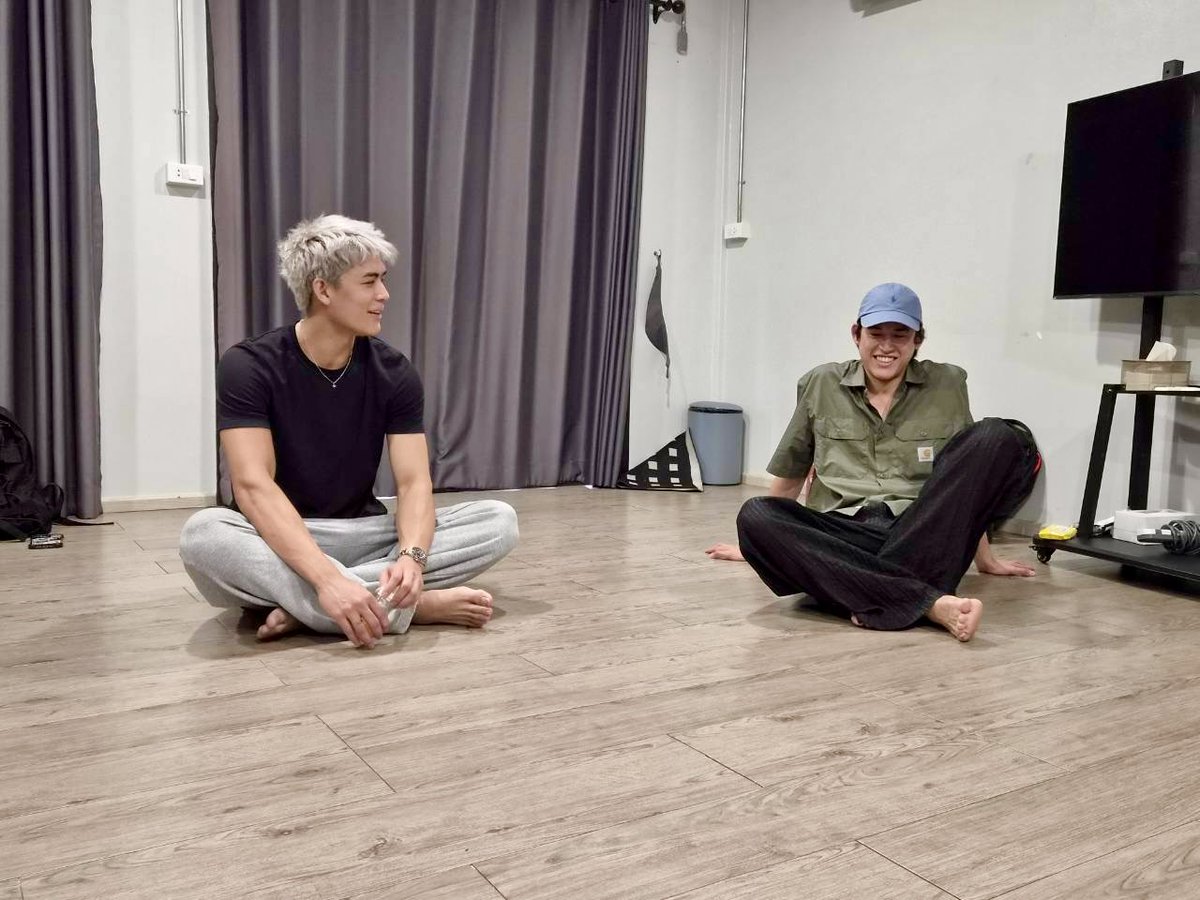 RoundOneSeries's tweet photo. ได้เวลา Workshop กันต่อแล้วกับจอสกวิน มีมวลมากๆ 🙂‍↕️ แล้วทำไมต้องยิ้มกว้างขนาดนั้นตอนมองอีกคนนึงน้าา เห้อๆๆๆๆๆ 😳😌

#RoundOneSeries #GMMTV
@Josswayar @gawincaskey https://t.co/G4XmLaq5Rc