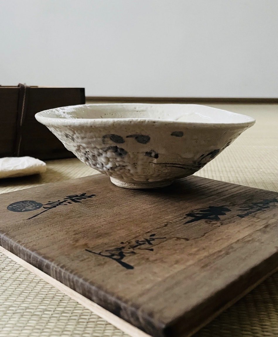 ginyoudo's tweet photo. 【美品 桐共箱付】山口錠鐵造 志野 平茶碗 錠鉄 

瀬戸赤津の名工、山口錠鐵の平茶碗です。
錠鐵らしい鷹揚な形の志野茶碗です。

何代目のお作か、古物ですので分かりかねます。
落款を写しております。
共箱や作品と一緒にご判断下さいませ。

織部が錠鐵の代名詞ですが、この絵志野の平茶碗も釉薬の景色や高台、形。
大変目を惹く良い茶碗だと思います。

#山口錠鐵
#山口錠鉄
#錠鉄茶碗
#志野焼
#志野平茶碗
#平茶碗 
#夏茶碗
#茶道
#テーブル茶道
#錠鉄
#茶道具
#teaceremony 
#matcha
#抹茶碗

https://t.co/hA7DlAAkyU @ginyoudo #storesjp