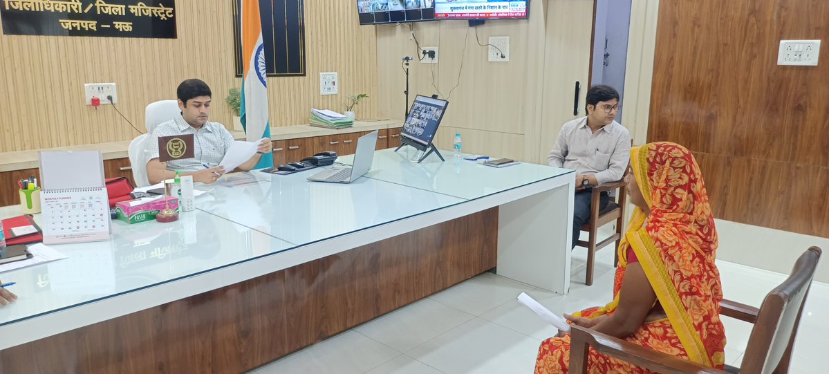 DMMau1's tweet photo. आज जनता दर्शन के दौरान आमजन की शिकायतों एवं समस्याओं को गंभीरता से सुना तथा संबंधित अधिकारियों को समयबद्ध,गुणवत्तापूर्ण एवं पारदर्शी निस्तारण सुनिश्चित करने के निर्देश दिए।
@CMOfficeUP @InfoDeptUP @UPGovt https://t.co/UdMsaKGQiq