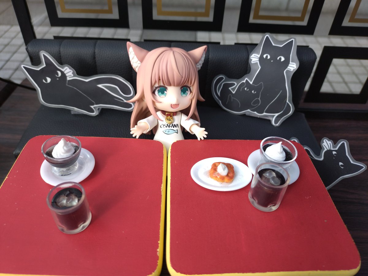 kotoha0911's tweet photo. しま原様(@40hara )のねんどろいどきなこちゃん☆
コミケベローチェ名物(猫がマスコットのカフェ)のフォトスポットにきなこちゃん映えるハズ…！！と思ってコミケに連れ行きました☆うん！可愛い…！！ https://t.co/ETBedU8Gto