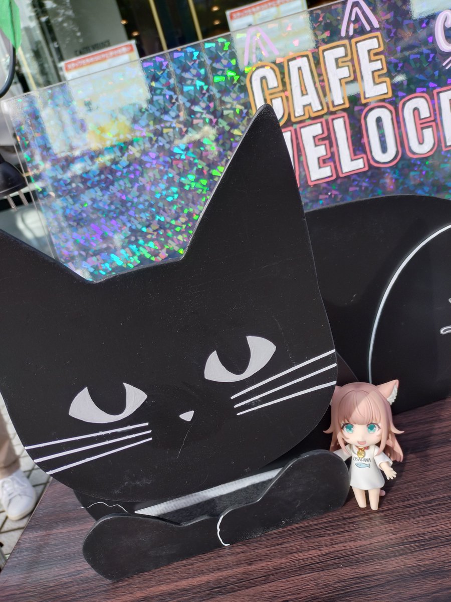 kotoha0911's tweet photo. しま原様(@40hara )のねんどろいどきなこちゃん☆
コミケベローチェ名物(猫がマスコットのカフェ)のフォトスポットにきなこちゃん映えるハズ…！！と思ってコミケに連れ行きました☆うん！可愛い…！！ https://t.co/ETBedU8Gto