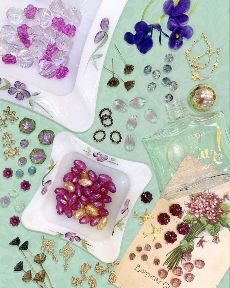 Laforet_H's tweet photo. B0.5F ヴィンテージデコ VINTAGE手芸市: ◆クラシックパープル

上品な華やかさが魅力＊ドラマチックなパープルカラーのヴィンテージビーズを集めました。
1940〜80年代にアクセサリーや装飾品の材料として作られたガラス・プラスチックのビーズたち。
… https://t.co/bGGsbgrOdn https://t.co/4JlOy9iW3J