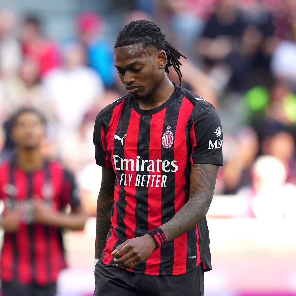 _BeFootball's tweet photo. 🚨 LE PRIX DE RAFAEL LEÃO 🇵🇹 CHUTE À 40 M€ !! 📉❤️🖤

Malgré ce tarif revu à la baisse, très peu de clubs se manifestent.

Le joueur attend la Premier League, tandis que Galatasaray s'impatiente.

(@Gazzetta_it) https://t.co/kM64TINiDx