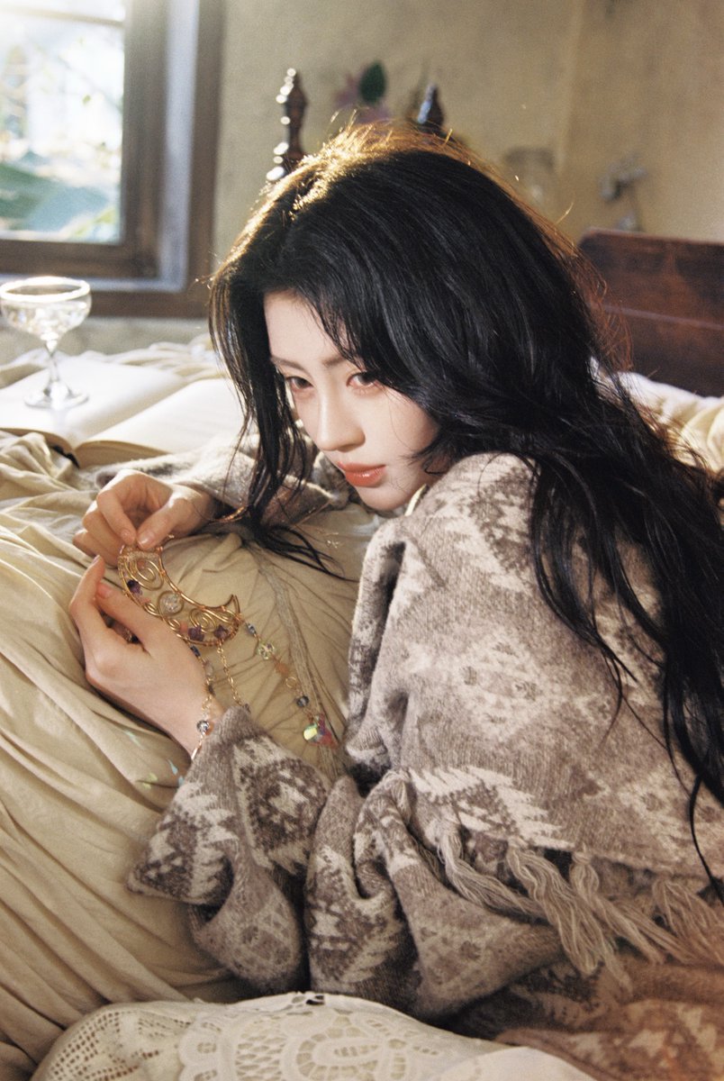 Harin0623xx's tweet photo. 진짜 한 장의 화보 같다. 분위기부터 비주얼까지 너무 완벽해
#쥐징이 #鞠婧祎 #JuJingYi https://t.co/xHn2W7wav8