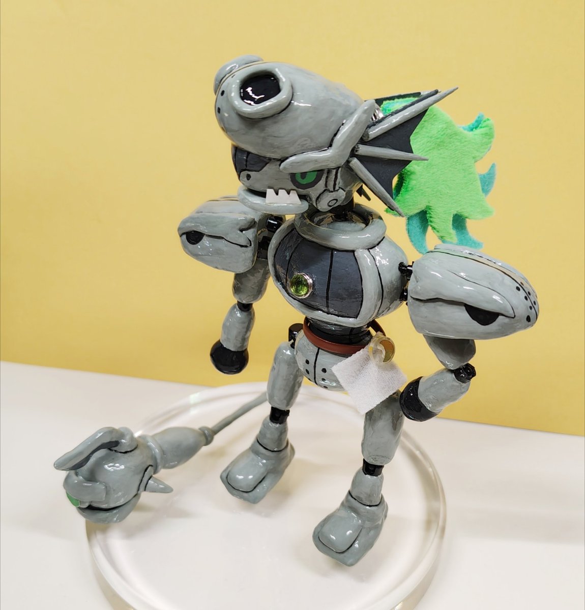MOFU85074826's tweet photo. 竜守護者メタルさんの可動フィギュア
完成しました！！槍もあります！
パニッシュのポーズをさせたくて
肩周りの鎧の可動域を広げたり
手の中に磁石を仕込んだりと
こだわりました。足を伸ばしたら
自立できるのもポイントです( ´∀`)
#城ドラ https://t.co/gDat0btzkP
