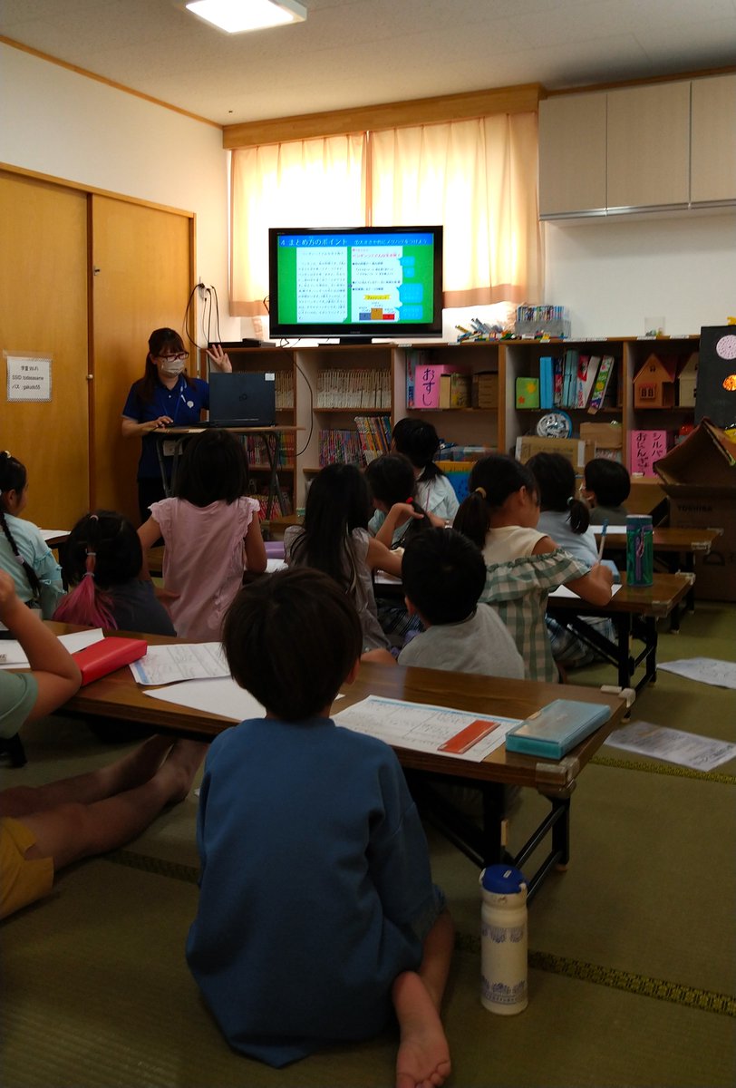TodaCityLib's tweet photo. 昨日は太陽の子とだ笹目学童保育室、今日は学童保育じゃんぷで、二日間にわたり「調べる学習」の出前講座を行ってきました。
夏休みも終盤。宿題の追い上げのお手伝いになったようで何よりです。
それにしても、なぜでしょう。終わったら無性に牛丼が食べたくなりました。
なぜ。
＃図書館 ＃学童 https://t.co/jrcNTeLVNW