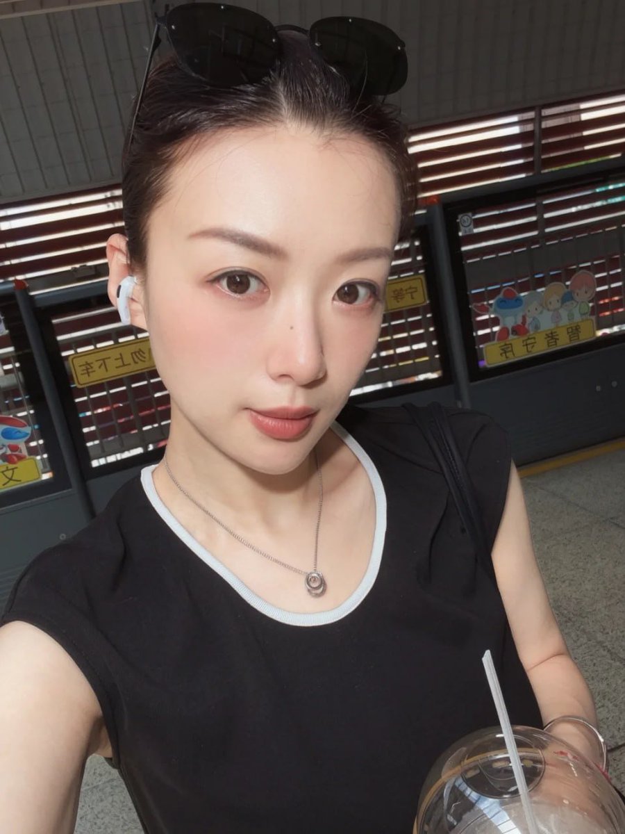 Sineeeerr's tweet photo. 墨镜上推、耳机塞着，本来只想安静回家，
结果七夕到了，心思有点不老实。你敢不敢来打断我啊？ https://t.co/w4hvhnphzh