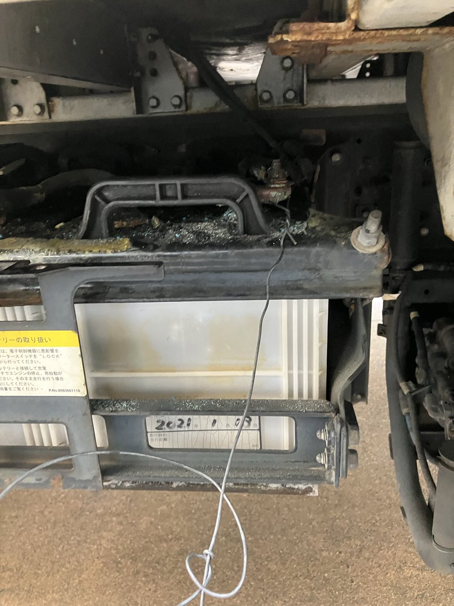 YG96603053's tweet photo. 荷物積み上がって、エンジン掛けようとしたら、エンジン掛からず😓
バッテリー古いから死んだのかと思ったら、死んだのはプラス端子でした😱
端子のカシメから先が折れてた😨
なんとか応急処して、イスズにピットイン🚚 https://t.co/a9vcR7wDIJ