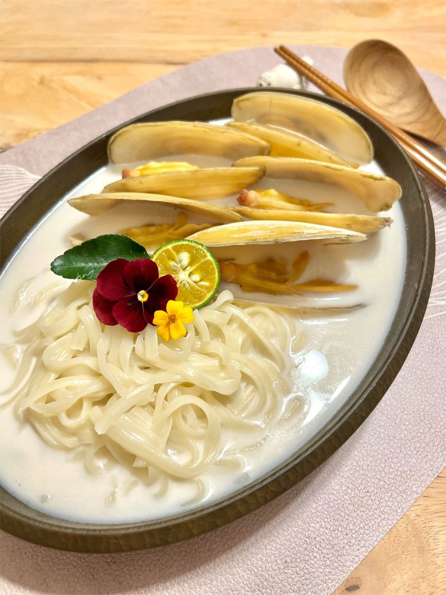LekishaSowder's tweet photo. Just tried creamy Tom Kha Gai from a Thai street food stall—tangy coconut broth, tender chicken, and a hint of galangal make my taste buds dance! ， https://t.co/zsk2jFVmws