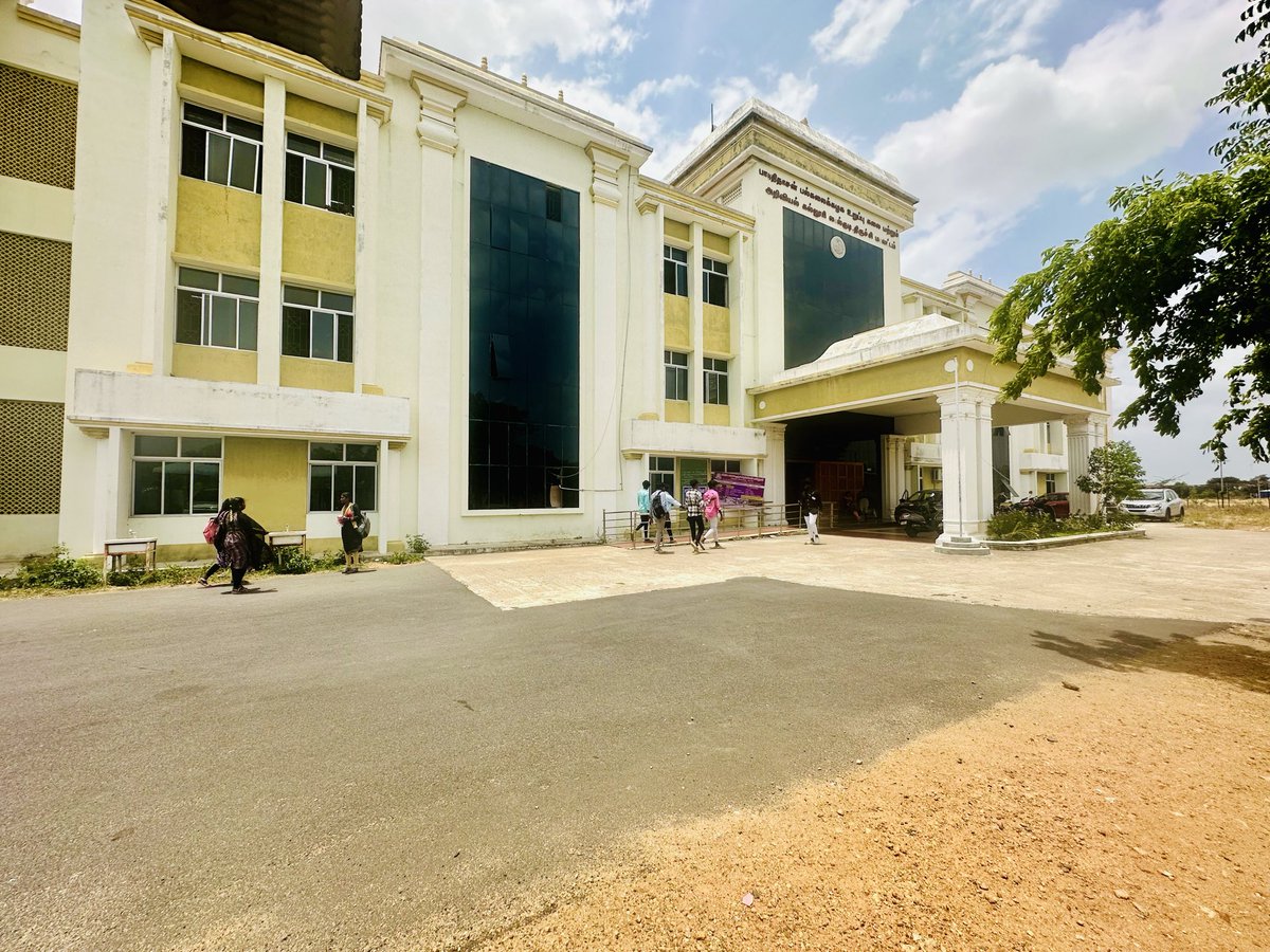 VivaneshTNIE's tweet photo. The Govt Arts & Science College, Kumulur, near #Lalgudi in #Tiruchy, has 100 outstation students among 276 admissions so far, but no dedicated hostel. Poor facilities at existing community hostels have already forced a few newly joined students to consider transfers, even as courses such as Biotechnology continue to attract students from neighbouring districts.
@xpresstn @Collector_Try @Viswanathan_INC