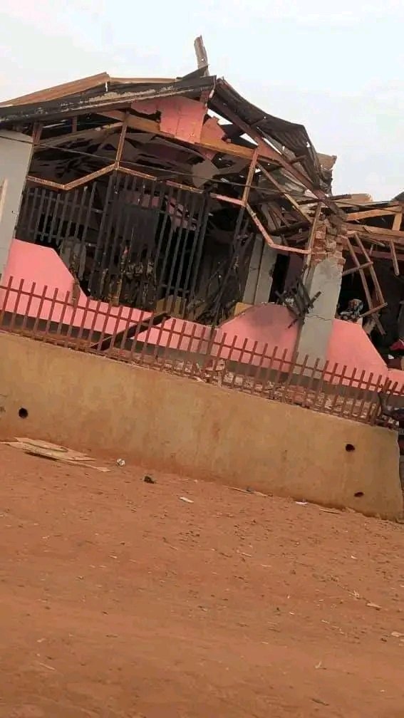 mulikuza_jordan's tweet photo. À l'aide des drones de type TB2, l'Armée Rwandaise a lancée des bombardements dans le territoire de fizi-baraka à partir de #bugarama/Rwanda.
Ces bombardements ont détruit l'hôtel #Mwalu dans la ville de baraka.
Les infiltrés et les traîtres au sein des FARDC avaient informé leurs frères qu'il y avait des officiers qui séjournent à baraka et ils passent la nuit dans cet hôtel, voilà c'est pourquoi l'armée Rwandaise a réagi rapidement.
NB: Càd le Rwanda est libre de faire ce qu'il veut sur notre territoire sans qu'il ait une réponse décisive😳