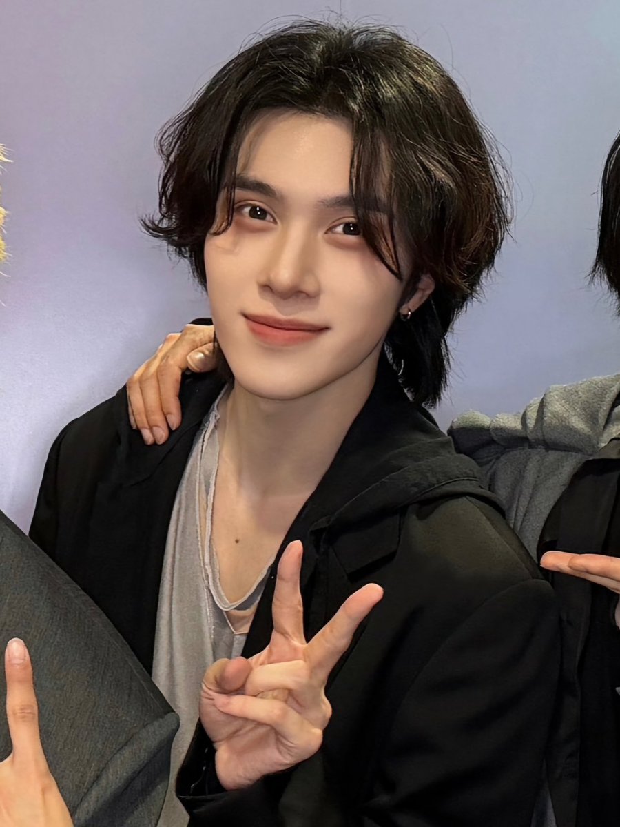 289film's tweet photo. HENDERY??? https://t.co/T9qIgKPCQL