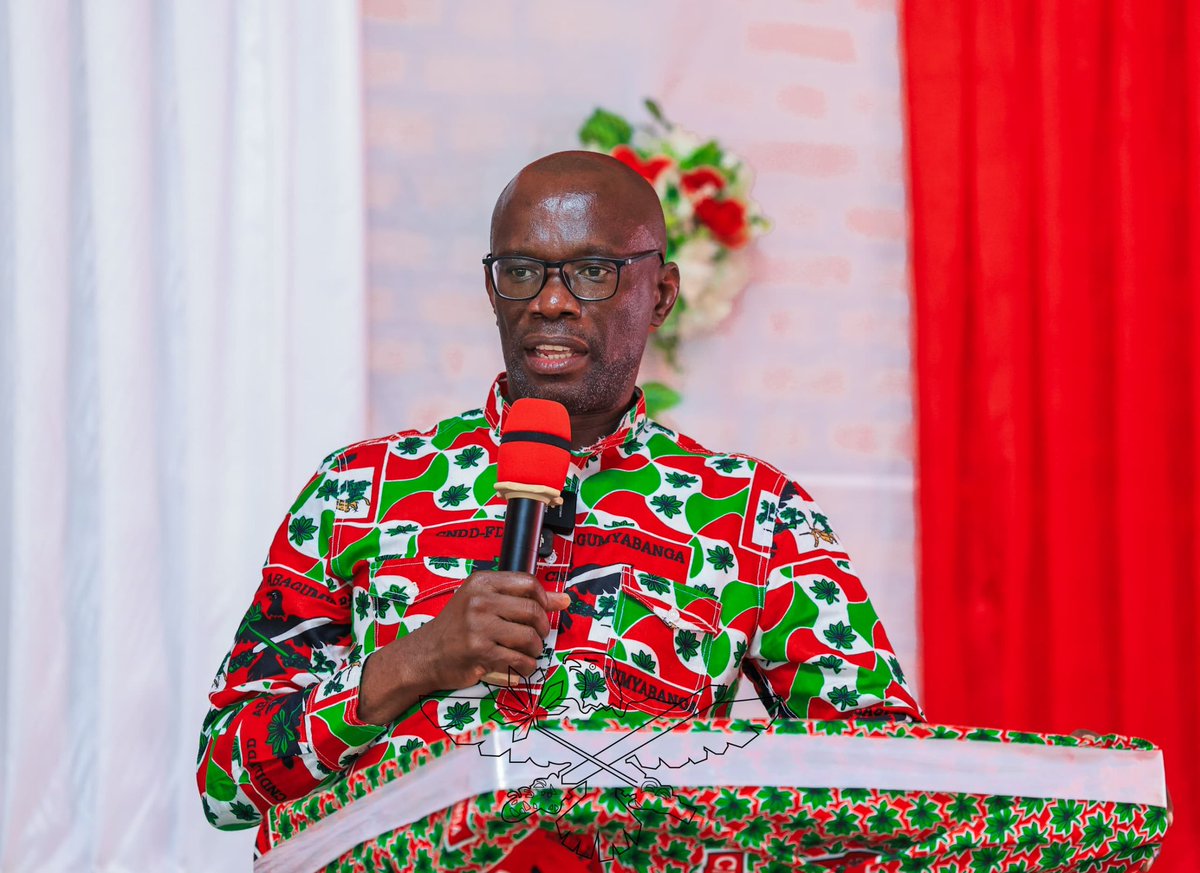 CnddFdd's tweet photo. Umunyamabanga Mukuru w'umugambwe @CnddFdd yatanguje ingendo mu mazone, mu ntumbero yo gusanga abagumyabanga ku kivi no gusuzuma ibikorwa vy'iterambere biriko birangurwa mu gihugu n'abagumyabanga. 

Urwo rugendo rwatangujwe kuri uyu wa kabiri, igenekerezo rya 18 Myandagaro 2026 na  Nyeniteka Ndikuriyo Reveriyano, ari kumwe n'abari mu buserukizi bukuru bw'Umugambwe, aho yagendeye ibibanza bitatu vyo mu makomine ya Mugina na Cibitoke, ari vyo Mabayi, Mugina na Cibitoke.

Bitegekanijwe ko izo ngendo zikorwa mu bibanza birenga 150, aho Umunyamabanga Mukuru w'umugambwe CNDD-FDD azobonana n'indongozi z'Umugambwe kuva ku rwego rw'ikomine gushika ku mutumba. Intumbero nyamukuru ni ugusuzuma imigambi iriko irangurwa n'abagumyabanga, kubaha intumbero nshasha no kubaha impanuro zijanye n'ishirwa mu ngiro ry'imigambi y'iterambere.

Izo ngendo z'isuzuma zibaye inyuma y'imyaka ibiri n'amezi ane gusa Komite Nkuru y'Umugambwe CNDD-FDD ifashe ingingo yo guteza imbere ibiterwa njabukamazi, ari vyo  ivoka, ikawa n'icayi.

Mu mpanuro yatanze, Nyeniteka Ndikuriyo Reveriyano yasavye abagumyabanga kwama bashira igihugu imbere mu kugikorera kandi bongera bagikingira abansi. Yabasavye kandi kuguma bazirikana akarangamutima k'Umugambwe no gukomeza umurindi mu bikorwa vy'iterambere.

Yabibukije kandi ko ikiringo c'amatora cegereje, Umugambwe CNDD-FDD ukaba waramaze kwerekana uwuzowuserukira muri ayo matora, ari we Nyenicubahiro Evariste Ndayishimiye, asanzwe arongoye igihugu akaba n'Umukuru w'Inama Nkuru y'Inararibonye.

Nyeniteka Ndikuriyo yasavye kandi abagumyabanga hamwe n'Abarundi bose kwirinda ibikorwa bishobora guhungabanya ubutunzi bw'igihugu, abasaba kutadandaza amatungo y'igihugu ku banyamahanga, ahubwo bakaba ijisho n'ugutwi vy'igihugu.

Yamenyesheje ko gukunda igihugu bisaba kandi kuvavanura n'urudandazwa rwo mu binywabi, kuko ari imwe mu bituma iterambere ry'igihugu rihungabana.

Mu bibanza yagendeye, Nyeniteka Ndikuriyo Reveriyano yashimiye abagumyabanga ku bikorwa vy'iterambere bariko bararangura. Aho yamenyesheje ko umwimbu wiyongereye cane, cane cane ku bijanye n'ikawa, aho wavuye ku matoni 8 ukagera ku matoni 24 kuva mu mwaka w'2024 gushika uyu mwaka.
Ku bijanye n'ibiti vy'ikawa vyatewe kuva mu mwaka w' 2024, yavuze ko bitegekanijwe ko bizotangura gutanga umwimbu mu mwaka uza. Ku bijanye n'amavoka yatewe, yasavye abagumyabanga kubandanya kuyitwararika no kuyavomera muri iki gihe c'ici.

Umunyamabanga Mukuru  yasavye abagumyabanga kubandanya uwo murindi kugira ngo intumbero Umugambwe wihaye zishikweko hakiri kare. Ivyo bikazofasha guteza imbere imigambi y'igihugu no kurwanya ingeso yo gusegerereza.
Mu gusozera, Nyeniteka Ndikuriyo Reveriyano yagarutse ku migambi amakomine akwiye gushira imbere kugira ngo ashobore kwiteza imbere, guteza imbere ubutunzi bw'ayo  hamwe no kwakira ingenzi.