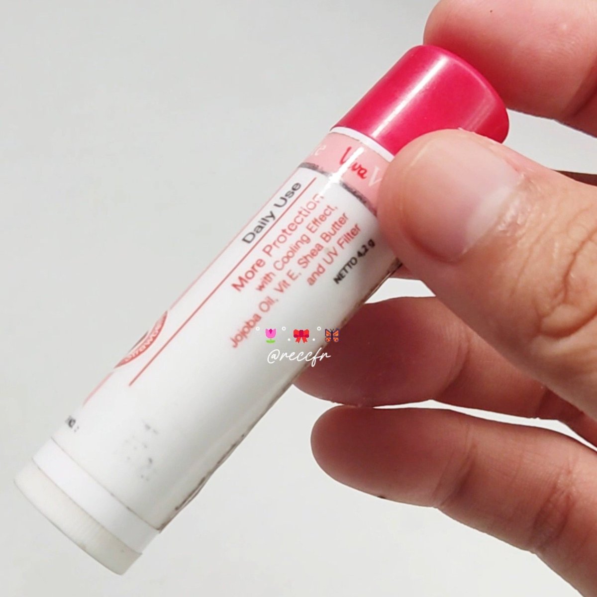 reccfr's tweet photo. Lip balm viva chic on lips wanginya enak bangett. Warnanya pink, terus ada glitter glitternya juga, cakep banget. Mana murah banget lagi 🫶

🍊 https://t.co/GexP6yNZLY https://t.co/wQuaJ34X7X