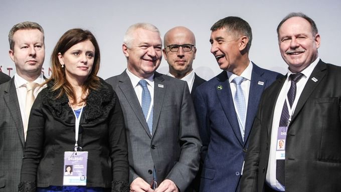 javorsky_radek's tweet photo. Reakce na vaše podněty typu,,,  

"Chtělo by to ucelený registr lidí, které Babiš a ANO natlačili do státní správy, samospráv a kontrolních orgánů". 

1/x 

Sestavil jsem rozšířenou databázi jmen a nejkřiklavějších kauz, spojených s hnutím ANO 
🧵 https://t.co/MdgN7x2UtE