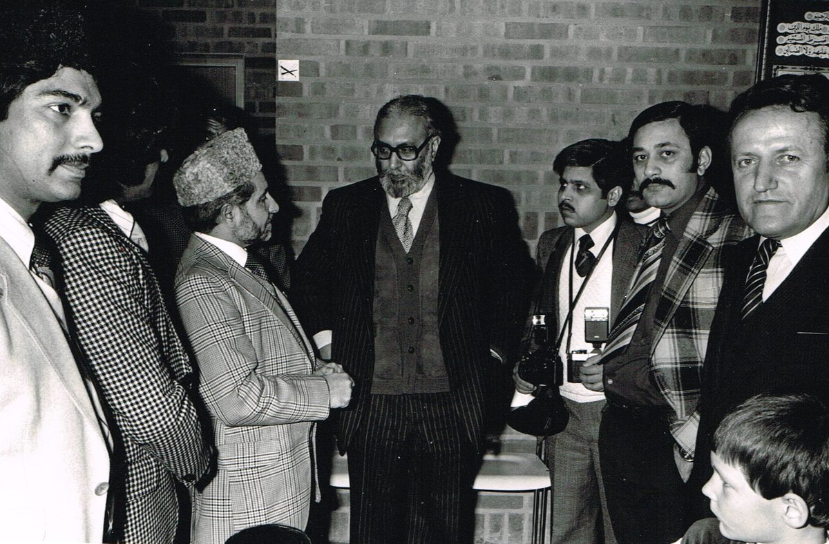 AhmadiyyaSWE's tweet photo. Professor Dr Abdus Salam (1926-1996), nobelpristagare i fysik, besöker Nasirmoskén under ett besök i Sverige.

Professor Abdus Salam var en hängiven ahmadiyyamuslim.

#nasirmoskén #nasirmoskén50år #sverigesförstamoské https://t.co/ILSHug63rL