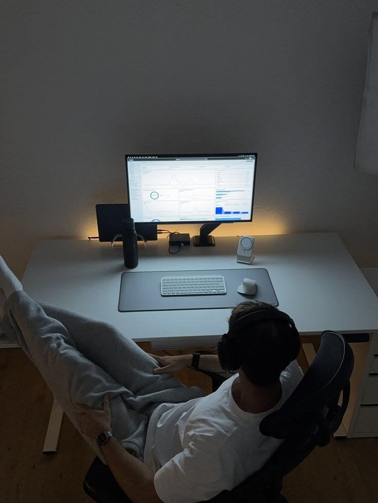 GentlemenxEra's tweet photo. You don't need a massive house, just a clean setup, low overhead, and fast Wi-Fi. https://t.co/OSxYAb8Mih