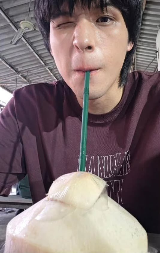 reydliem's tweet photo. Siang siang minum degan 🥥
CAKEEPP!
Hay lagi apa kalian? 
@uzhei @elrandra @ahtarya @rhivaille @quintroux https://t.co/L9xX986L4r