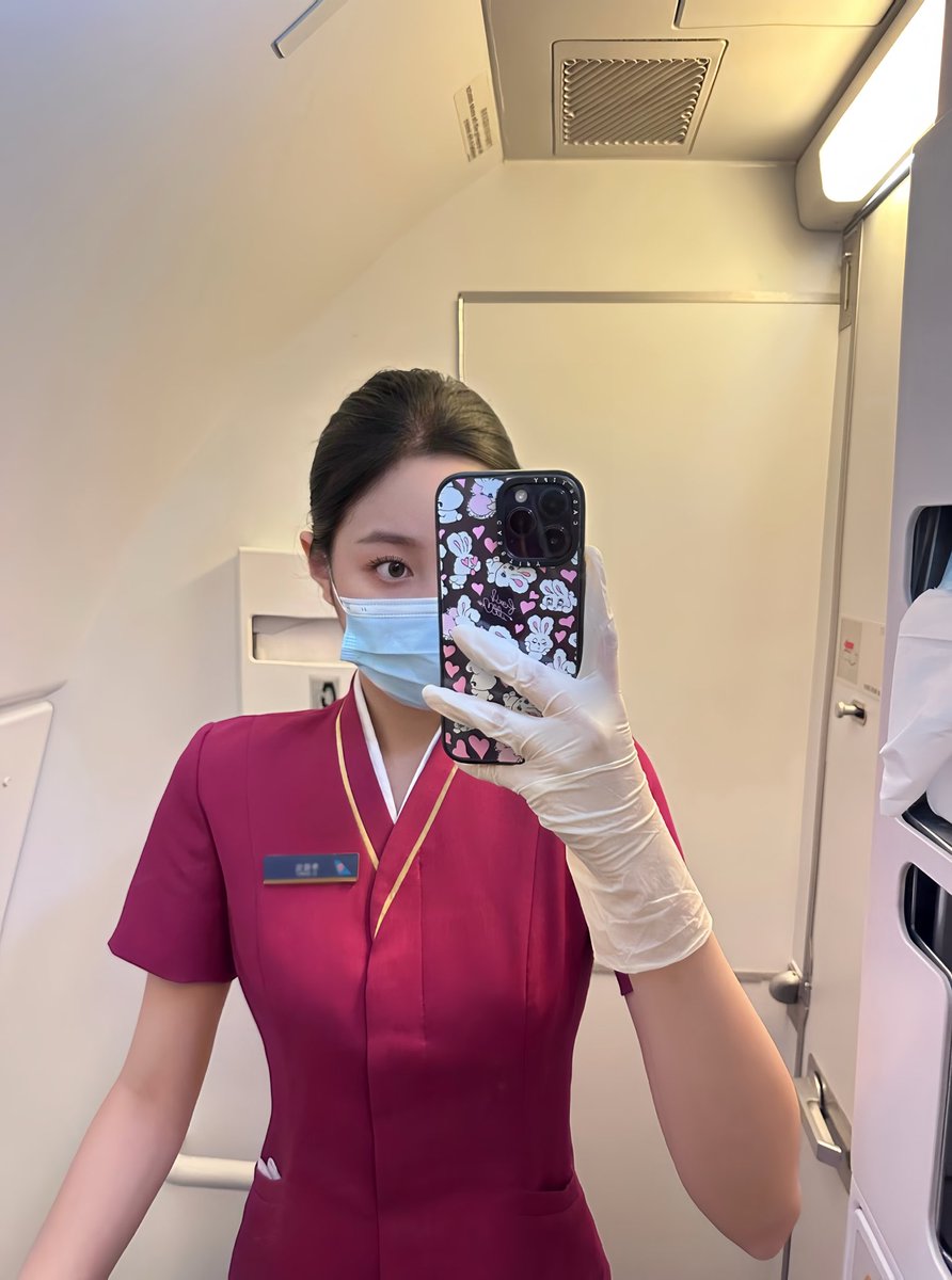 o0v3h's tweet photo. 记录下第一次在飞机上做爱的感觉…

这个粉丝小哥哥早早买了我班次的飞机，起飞后就偷偷叫我去了洗手间。一边被他后入着，一边捏着奶子，还要对着镜子拍下来，太羞耻太刺激了…好怕外面听到啪啪的声音还有尽力不发出来的淫叫声…

下次见粉丝该玩点什么呢，有报名的吗～ https://t.co/F40qdGQIti