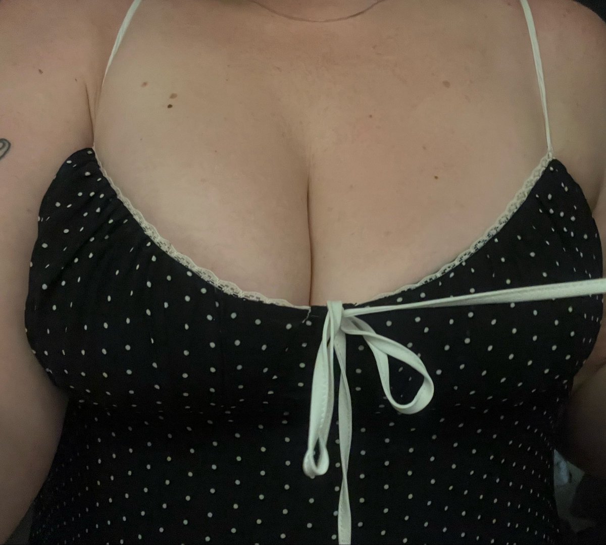 jessewltrz's tweet photo. my man says i look like a slut… wyd if you see me out? 👀👀

#nsfwtwtًً  #mommy #cheating #bigboobs #bbw #cuck #hotwife #nsfw #bigtits #chubby #cnc #findom #freeuse #slut #nsfwtwt https://t.co/BjDuvdhJpx