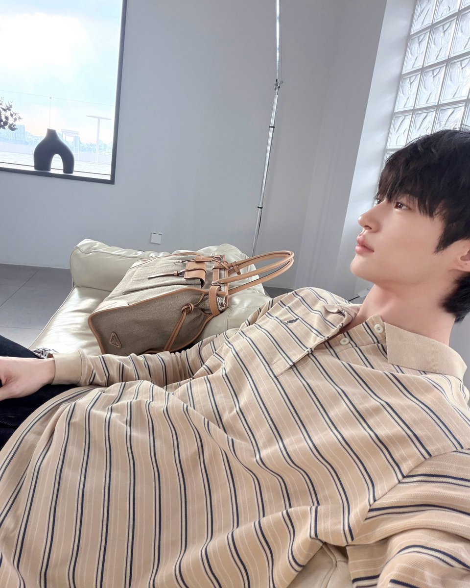 woowriter's tweet photo. 260719 변우석 인스타그램📸

상콤해진 프라다왕자님💛🍋

#변우석 #byeonwooseok https://t.co/Lngm5fSiyX