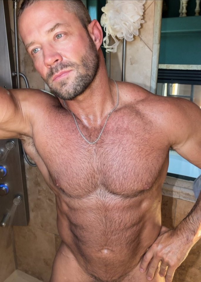 tracetrainer67's tweet photo. Wanna wash my back? 🧼 😈 https://t.co/DhSvoseqzs