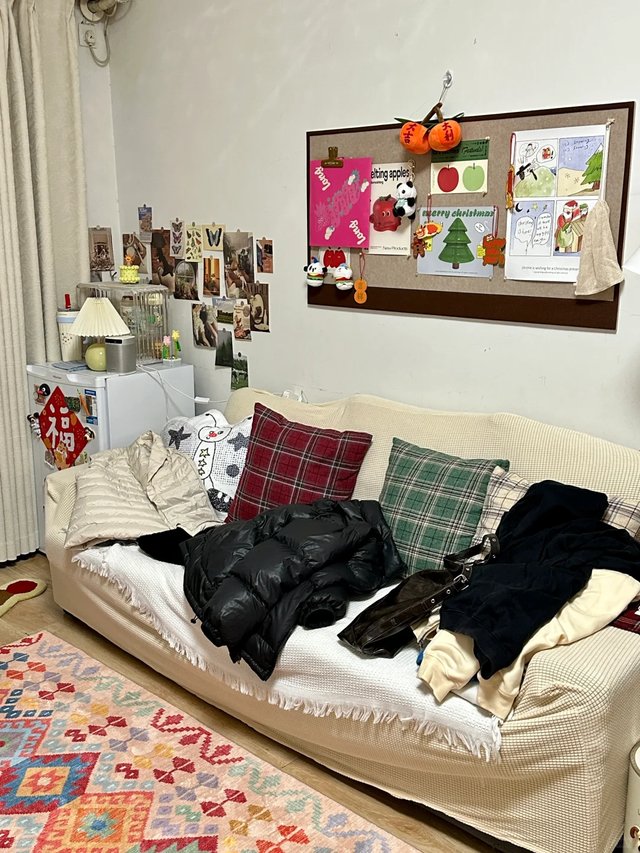 DeanaNitz's tweet photo. Just finished folding all the laundry on the couch—now I can finally stretch! （刚把沙发上的所有衣服叠完，终于可以伸个懒腰啦！）， https://t.co/KficdA8LmL