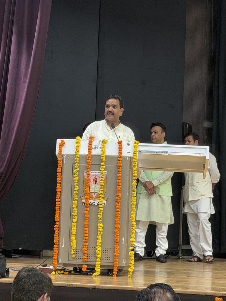 RadheyShayamCF's tweet photo. आदरणीय श्री असीम अरुण जी कार्यक्रम को संबोधित करते हुए 
@asim_arun #वंदेमातरम #VandeMataram150 https://t.co/b4eNrYbJUI