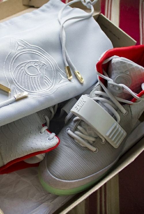 Simon04440's tweet photo. Nike Air Yeezy 1 Zen Grey https://t.co/EndDxEn6g8