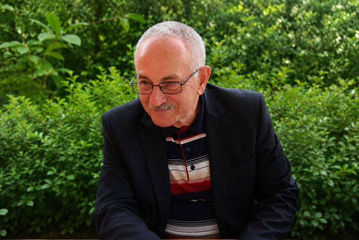 abdulhamitavsar's tweet photo. Muhsin Mete ağabey vefat etti.

Muhsin Ağabey, TRT’de kendisiyle tanıştığımız ilk insanlardan biriydi. Ankara Televizyonu Belgesel Programlar Müdürüydü o zamanlar. Sakin, ilk görüşte saygı uyandıran, bilgili bir insandı. Yiğit, sahip olduğu dünya görüşünden çekinmeyen bir duruşu vardı.

Tanıdıkça da içimden gelerek “Ağabey” dediğim insanlardan biri oldu.

Tunca Toskay genel müdürlükten ayrıldıktan sonra yerine gelen genel müdür zamanında Arşiv Dairesinde görevlendirildi. Her Ankara’ya gidişimde muhakkak odasına uğrar, uzun sohbetler ederdik.

Sonra ben Azerbaycan’a gittim. Muhsin Ağabey de Genel Müdür Yardımcısı oldu. Benim Türkiye’ye dönüşümden bir süre sonra da emekli oldu. Ardından Ahmet Yesevi Üniversitesi Mütevelli Heyetine seçildi. 

Son olarak da bu vesileyle kurucuları arasında bulunduğum Avrasya Üniversiteler Birliği’nin bir toplantısında y��z yüze görüştük
Aradan yıllar geçmiş.

Dün Mustafa Ruhi Şirin Ağabeyin paylaşımından da vefat ettiği haberini aldım. Doğrusu içimde büyük bir sızı oldu. Zihnimi ancak toparlayabildim. 

TRT’nin o yıllarını bilenler bilirler. Bizim göreve başladığımız zamanlarda birçok engelle, önyargılı tutumlarla mücadele etmek zorunda kalmıştık. O zor günlerde bizlere sahip çıkan insanlardan biriydi Muhsin Ağabey. 

Rabbim rahmet eylesin, mekanı cennet olsun. 

#muhsinmete