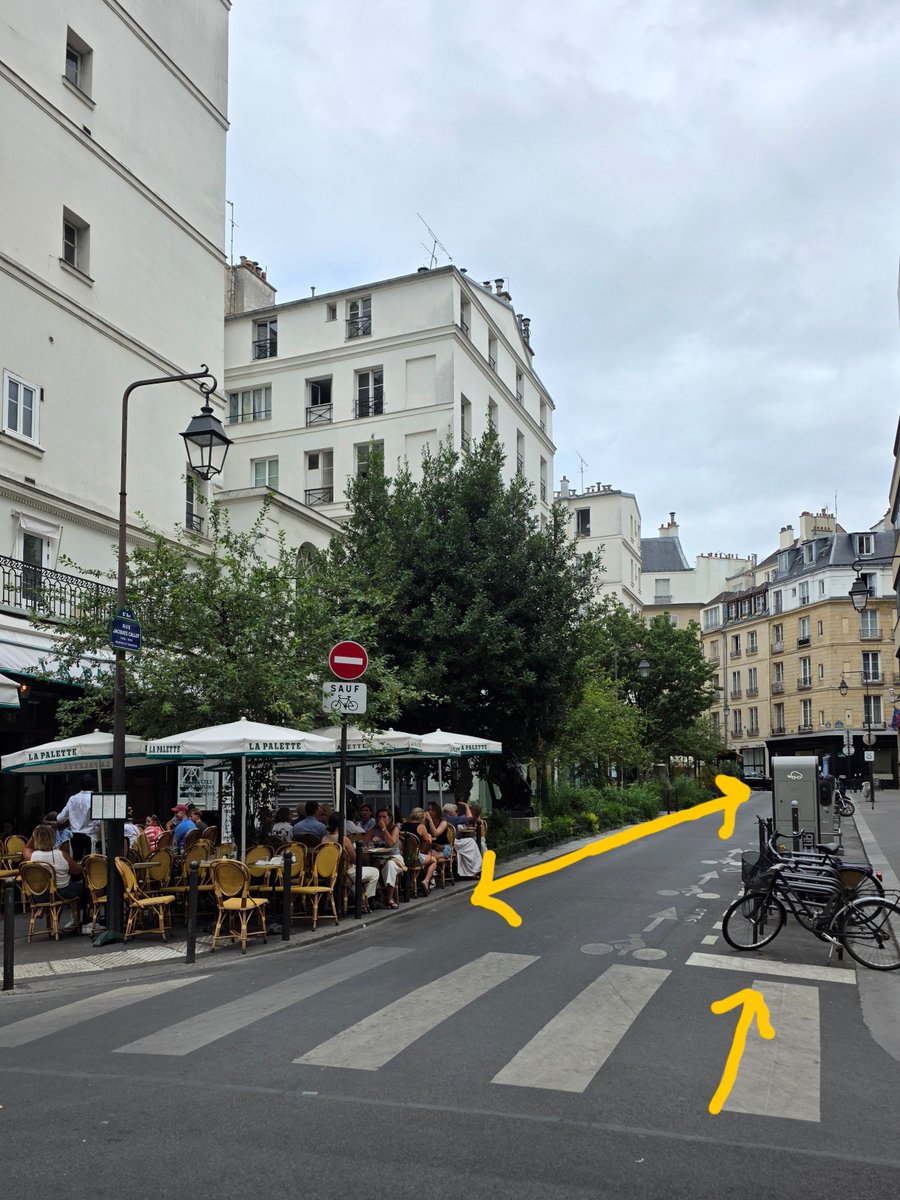 OfficialTozzi's tweet photo. Rinverdire le città 2. Le piazzette come dovrebbero essere, le aiuole lunghissime che. Notiamo che la vegetazione spontanea viene lasciata, finalmente non c'è il prato all'inglese, le auto sono assenti e le bici sono molte. Parigi centro, Saint Germain. https://t.co/FgbuHxS2yi