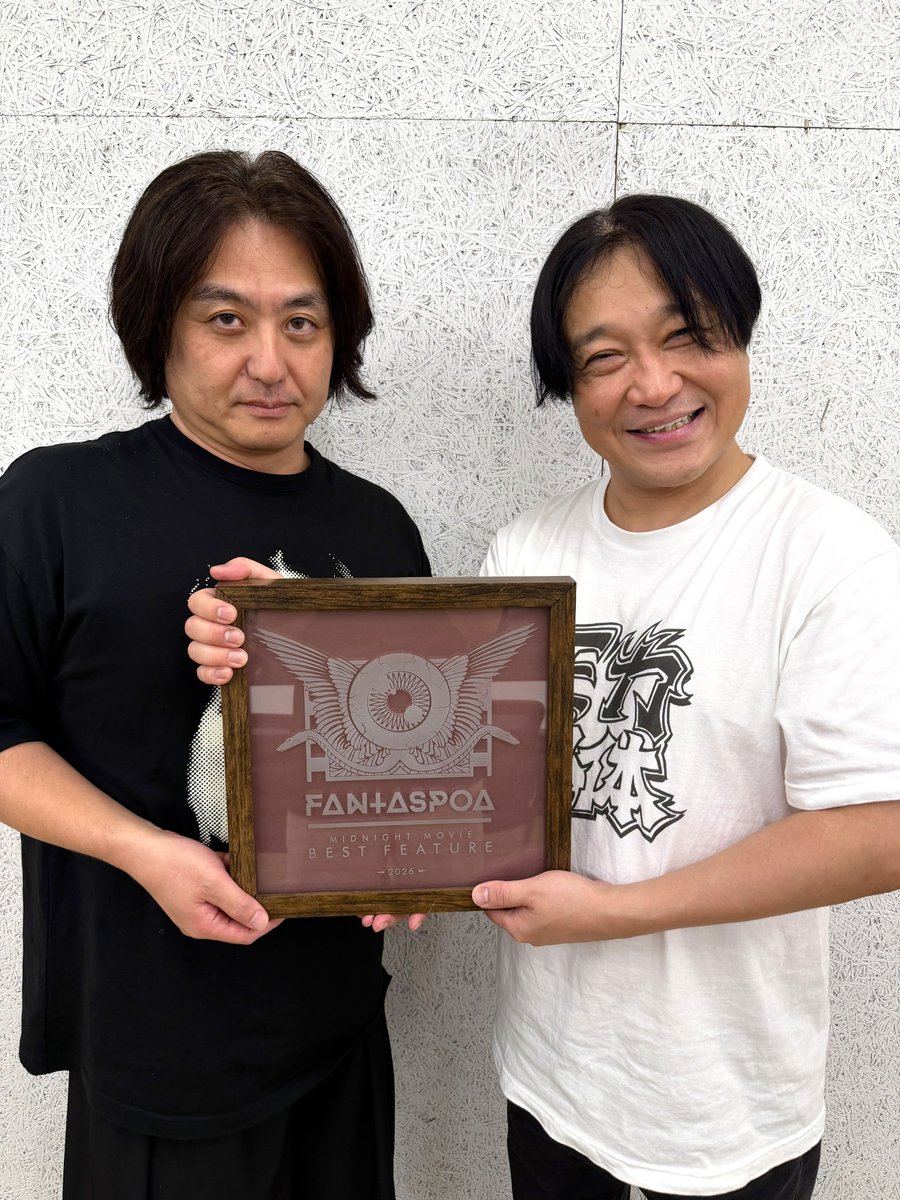 nagano_staff's tweet photo. 南米最大のファンタジー映画祭「FANTASPOA 2026」ミッドナイト部門の受賞盾が届きました!
日頃より『MAD MASK』を応援してくださる皆さまに心より感謝いたします!
永野・新井両監督の記念ショットをお届け📸
映画『MAD MASK』は絶賛配信中!
@fantaspoa
#MADMASK
#FANTASPOA https://t.co/mhhFFoGXXB