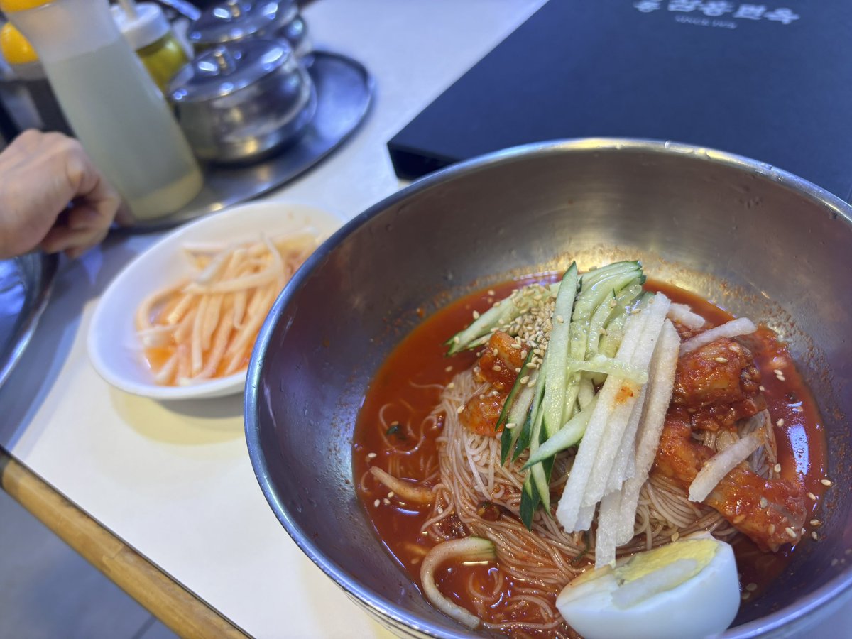 runrunpandasan's tweet photo. 韓国語ほぼ話せない韓国旅行1日目

①オリーブヤングで買い物。
パスポートを事前にカウンターに置き、エコバッグを構え、全ての質問に対し「アニヨ」と拒絶の意思を見せ無事攻略。

②スタバ。
オーダーはできたんだけど店員さんが多分「店内でお召し上がりですか」的なことを韓国語で聞いてきて、 https://t.co/cNVfDuHLyN