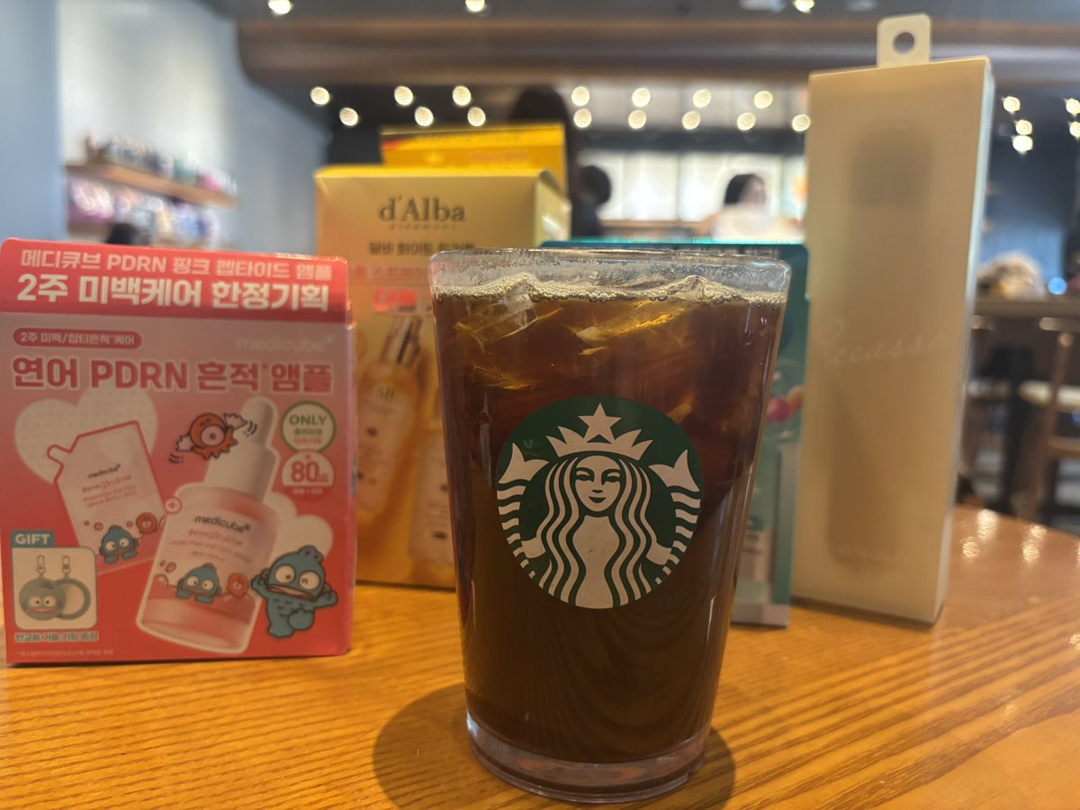 runrunpandasan's tweet photo. 韓国語ほぼ話せない韓国旅行1日目

①オリーブヤングで買い物。
パスポートを事前にカウンターに置き、エコバッグを構え、全ての質問に対し「アニヨ」と拒絶の意思を見せ無事攻略。

②スタバ。
オーダーはできたんだけど店員さんが多分「店内でお召し上がりですか」的なことを韓国語で聞いてきて、 https://t.co/cNVfDuHLyN