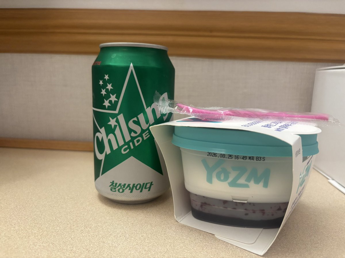 runrunpandasan's tweet photo. 韓国語ほぼ話せない韓国旅行1日目

①オリーブヤングで買い物。
パスポートを事前にカウンターに置き、エコバッグを構え、全ての質問に対し「アニヨ」と拒絶の意思を見せ無事攻略。

②スタバ。
オーダーはできたんだけど店員さんが多分「店内でお召し上がりですか」的なことを韓国語で聞いてきて、 https://t.co/cNVfDuHLyN